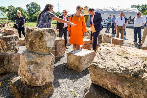 Staatssekretärin Andrea Lindlohr (Mitte) besucht archäologisches Citizen Science Projekt an der Burg Wersau in Reilingen.