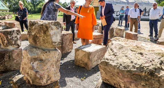 Staatssekretärin Andrea Lindlohr (Mitte) besucht archäologisches Citizen Science Projekt an der Burg Wersau in Reilingen.