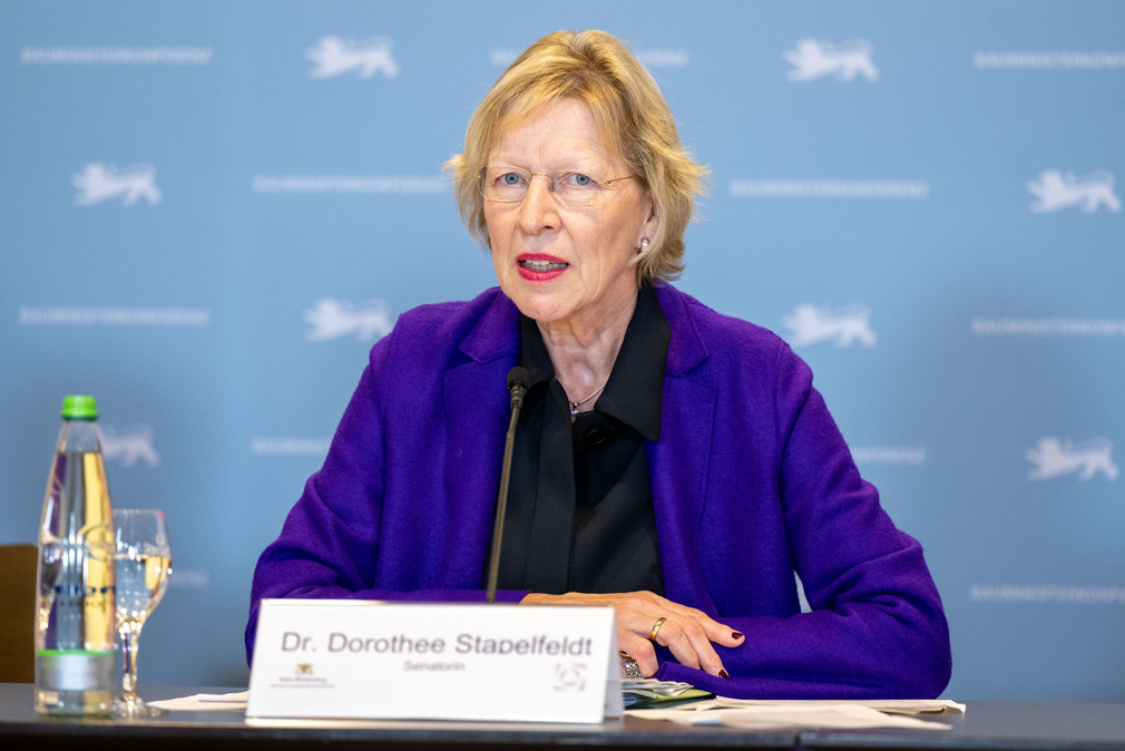 Dr. Dorothee Stapelfeldt, Senatorin in der Behörde für Stadtentwicklung und Wohnen der Freien und Hansestadt Hamburg, auf der Pressekonferenz der 140. Bauministerkonferenz am 23. September in Stuttgart. 