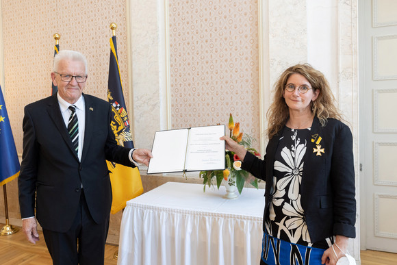 Auszeichnung Verdienstorden des Landes an 26 verdiente Persönlichkeiten Ministerpräsident Winfried Kretschmann (l.) und Anna Katharina Hahn (r.)