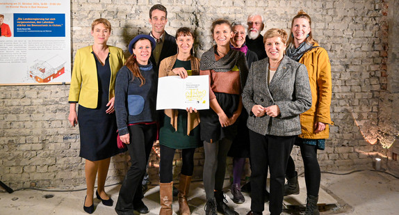 Staatssekretärin Andrea Lindlohr MdL (l.) und Ministerin Nicole Razavi MdL (r.) überreichen den Lehmbaupreis in der Kategorie Wohnungsbau für die Mehrgenerationen-Wohn- und Lebensgemeinschaft Mühlenbächle