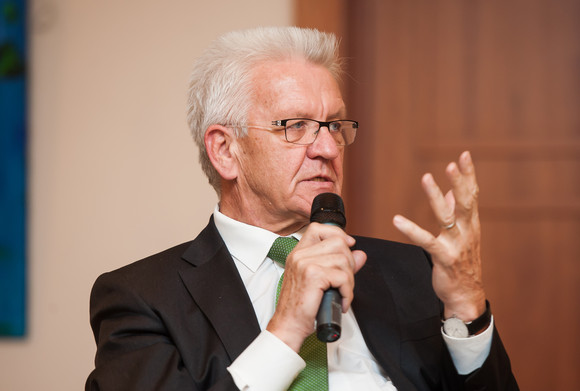 Europa Kretschmann zu Antrittsbesuch in Brüssel Ministerpräsident Winfried Kretschmann bei einer Podiumsdiskussion in der baden-württembergischen Landesvertretung in Brüssel (Quelle: Vertretung des Landes Baden-Württemberg bei der Europäischen Union/FKPH).