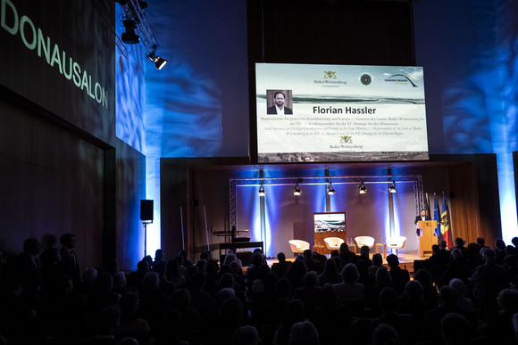 Europa Achter Donausalon setzt Fokus auf Zukunft von Moldau Staatssekretär Florian Hassler bei seiner Rede beim 8. Donausalon in der Vertretung des Landes Baden-Württemberg beim Bund in Berlin