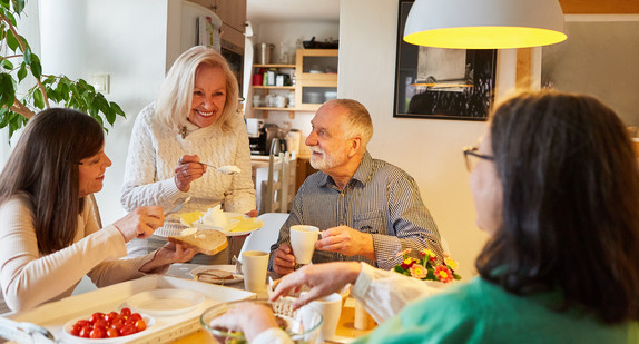 Gruppe Seniorinnen und Senioren beim gemeinsamen Frühstück
