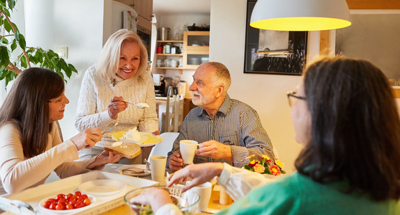 Gruppe Seniorinnen und Senioren beim gemeinsamen Frühstück