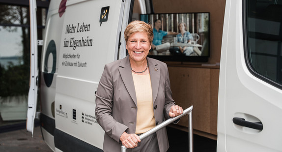 Ministerin Nicole Razavi MdL vor dem Promotion-Fahrzeug