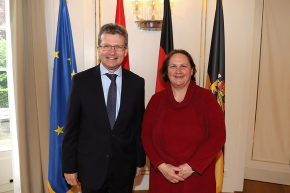 Antrittsbesuch Schopper empfängt luxemburgischen Botschafter Staatsministerin Theresa Schopper (r.) und der Botschafter des Großherzogtums Luxemburg, Jean Graff (l.) (Bild: Staatsministerium Baden-Württemberg)