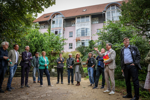 Denkmalreise Staatssekretärin Lindlohr besucht Siedlung Schafbrühl in Tübingen Staatssekretärin Andrea Lindlohr besucht die Siedlung Schafbrühl in Tübingen.