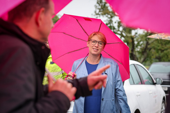 Denkmalreise Staatssekretärin Lindlohr informiert sich über Gräberfeld der frühen Jungsteinzeit Bei der zweiten Station informierte sich Staatssekretärin Andrea Lindlohr MdL über das Gräberfeld der frühen Jungsteinzeit in Großsachsenheim.