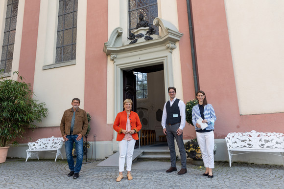 Ministerin Razavi steht vor der Schlosskirche auf der Insel Mainau