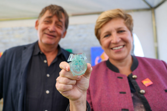 Dr. Claus Wolf, Präsident des Landesamts für Denkmalpflege im Regierungspräsidium Stuttgart (LAD), und Ministerin Nicole Razavi MdL mit einem der Ausgrabungsstücke.