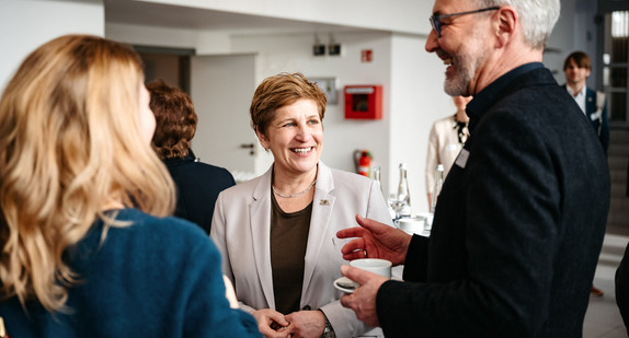 Ministerin Nicole Razavi MdL beim Regionaldialog in Kehl