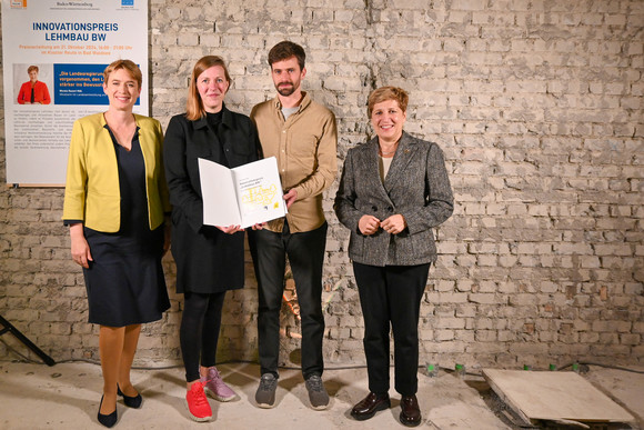 Staatssekretärin Andrea Lindlohr MdL (l.) und Ministerin Nicole Razavi MdL (r.) überreichen den Anerkennungspreis für das Forschungsprojekt „Reinforced Earth“ am KIT Karlsruhe