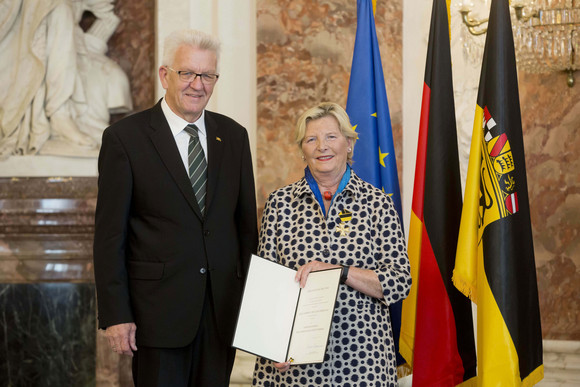 Auszeichnung Verdienstorden des Landes an 22 verdiente Persönlichkeiten Ministerpräsident Winfried Kretschmann (l.) und Bürgermeisterin a. D. Gabriele Müller-Trimbusch (r.)